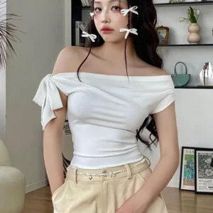 2025 Top corto plisado de un solo hombro estilo Ins de verano para mujer, camiseta asimétrica con lazo torcido sin espalda, Top informal